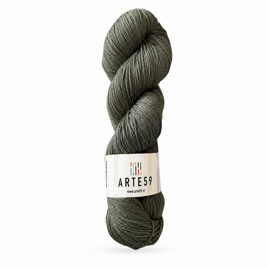 Arte59 Verde musgo 8250ED merino light sport — una madeja