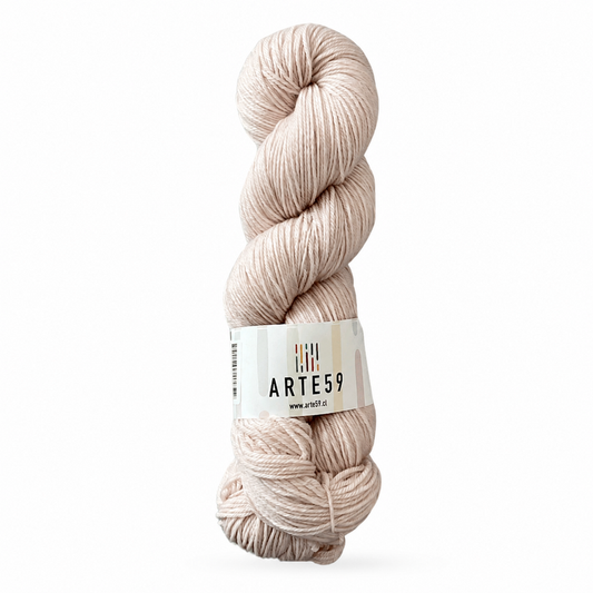 Arte59 Rosado humo claro 932 merino light sport — una madeja