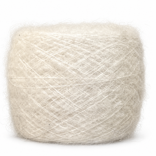 Baby alpaca brushed blanco con fondo blanco